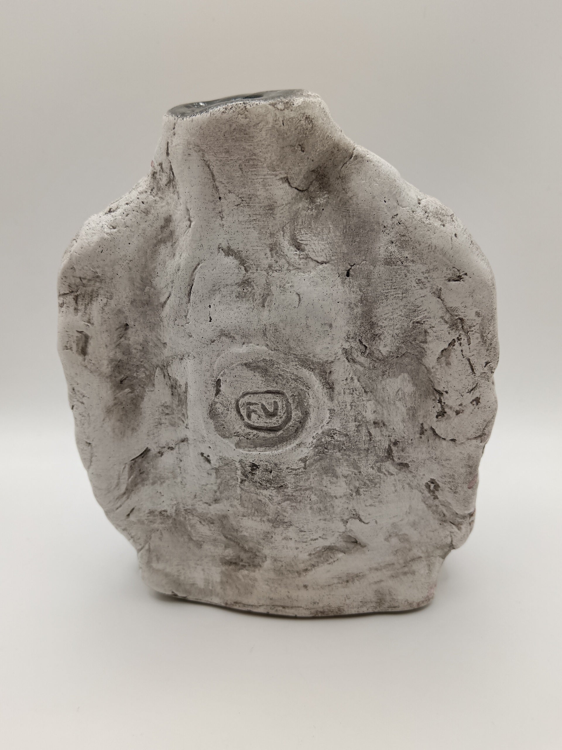 Airy dry clay vase - male face, back